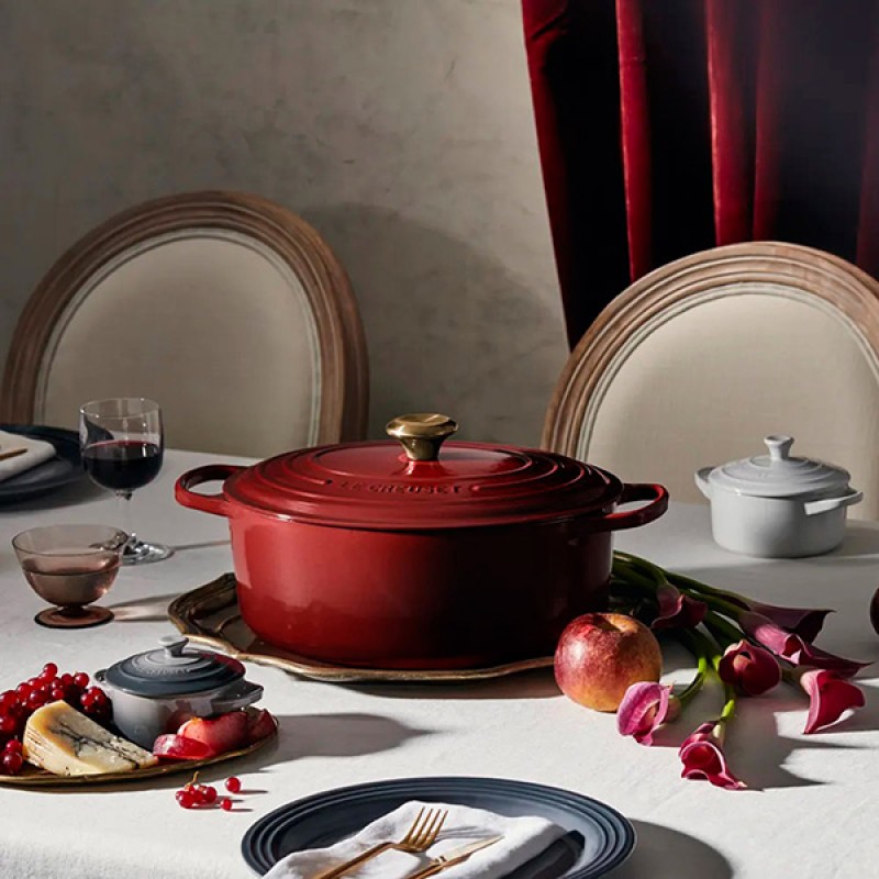 26CM SIGNATURE ENAMELLED CAST IRON ROUND CASSEROLE - GARNET