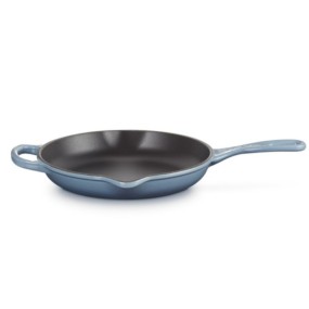 23CM SIGNATURE CAST IRON ROUND SKILLET - CHAMBRAY